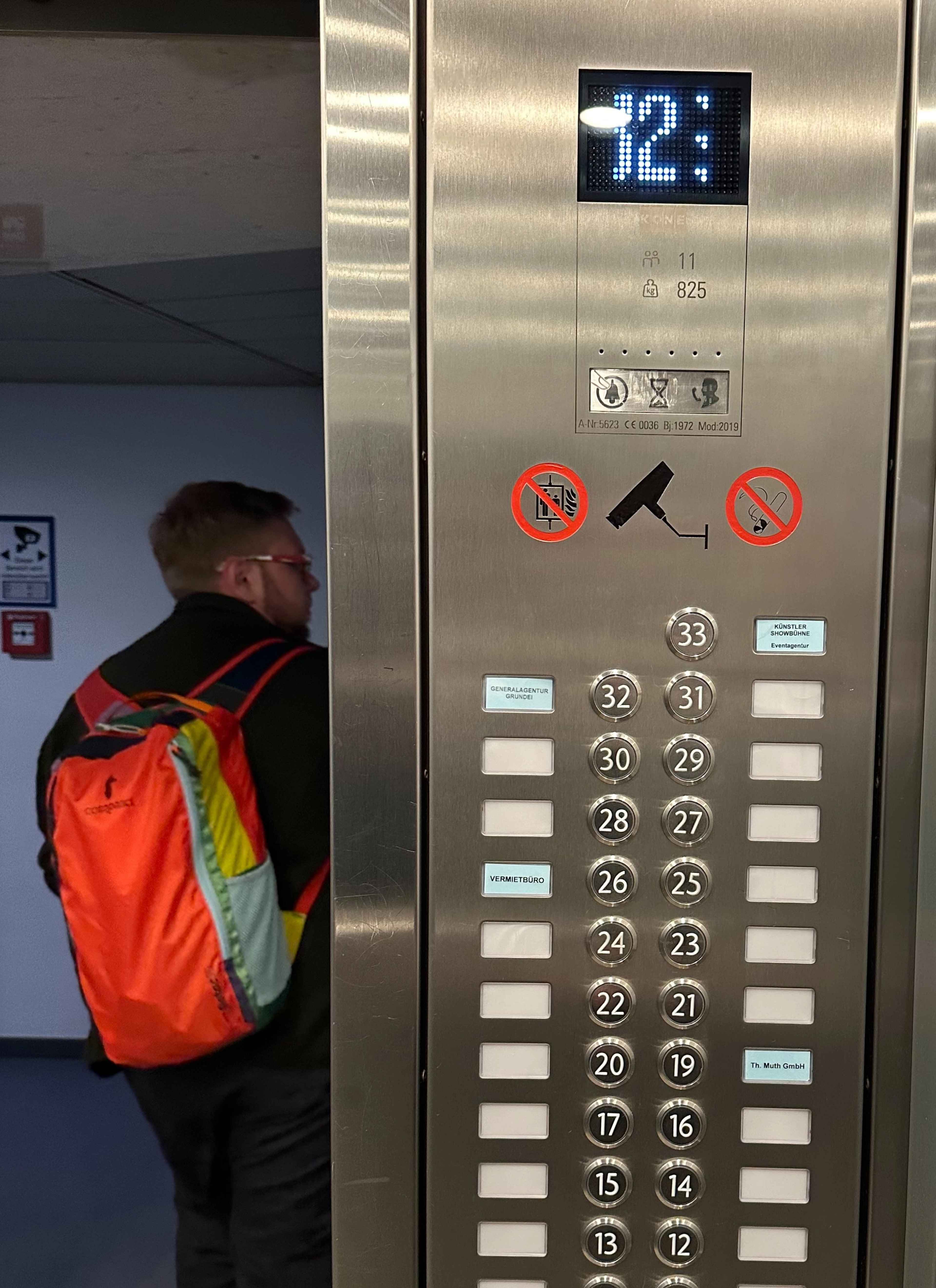 Aufnahme der Fahrstuhlanzeige mit Panel im Hotelturm mit vielen runden Tasten. Die Anzeige zeigt "32" an.
