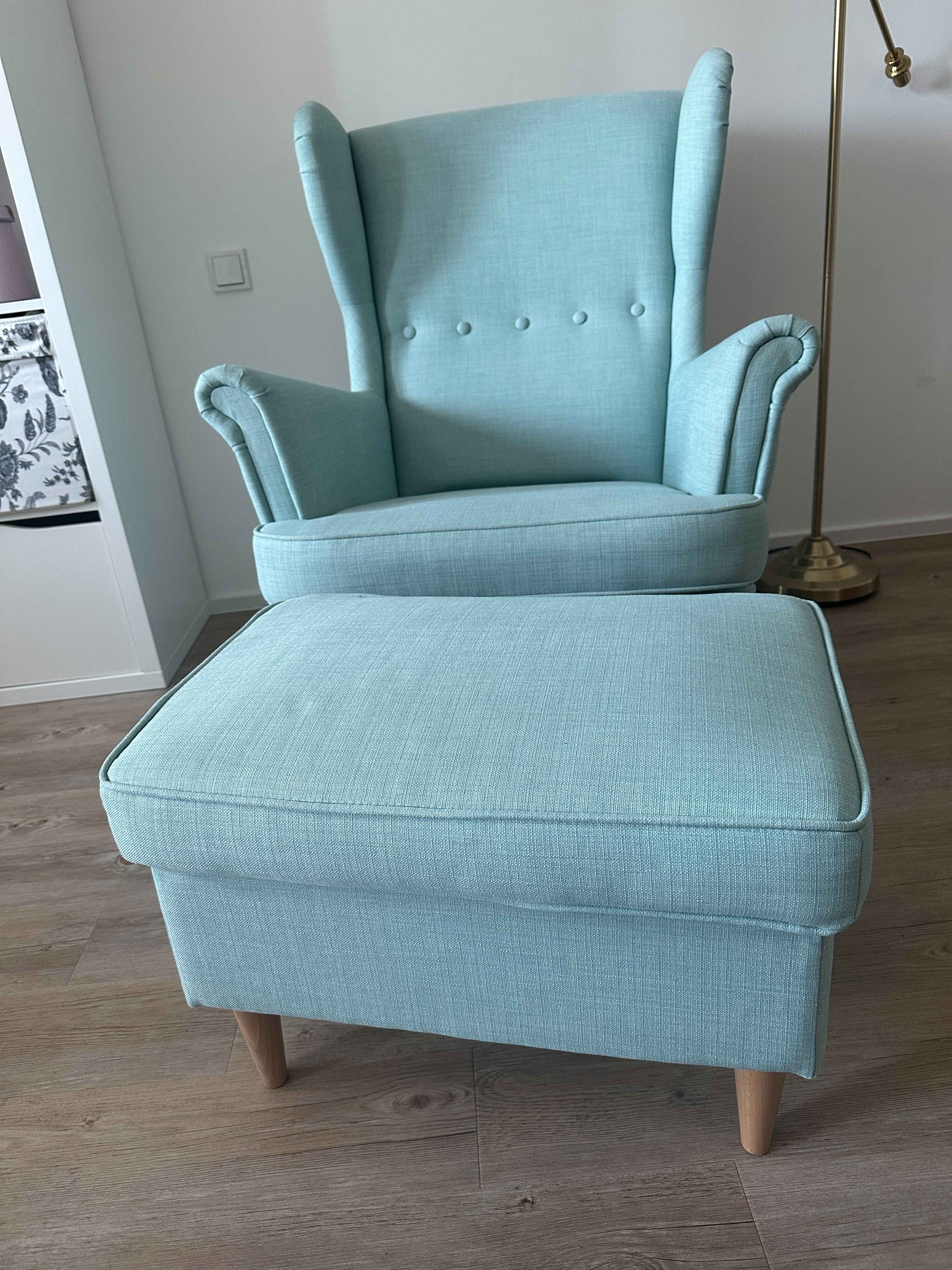 Nahaufnahme von unten von einem türkisfarbenen „Strandmon“ Ikea-Sessel mit farblich passendem Fußhocker.