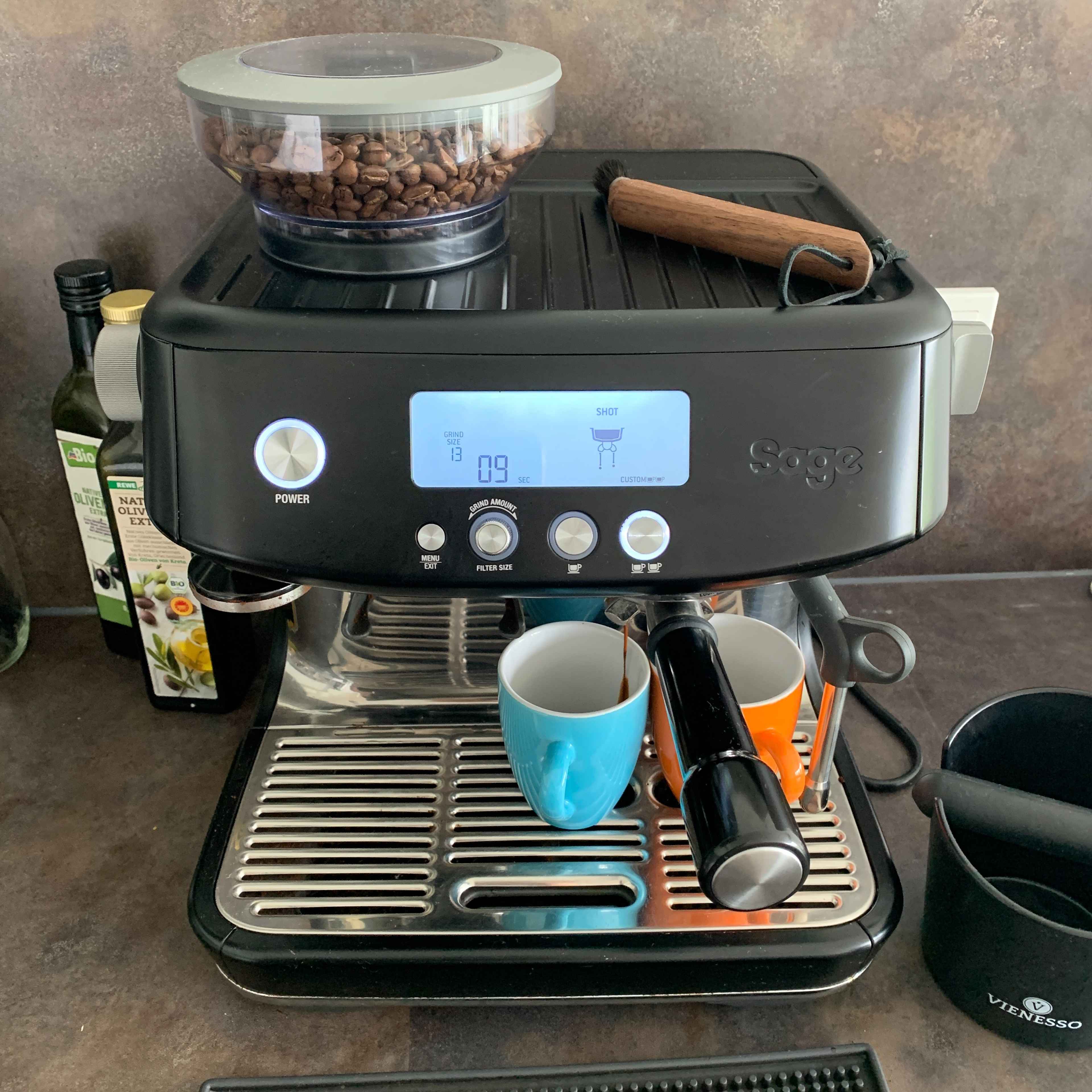 Siebträger-Maschine aus der Espresso in zwei kleine Tassen läuft.