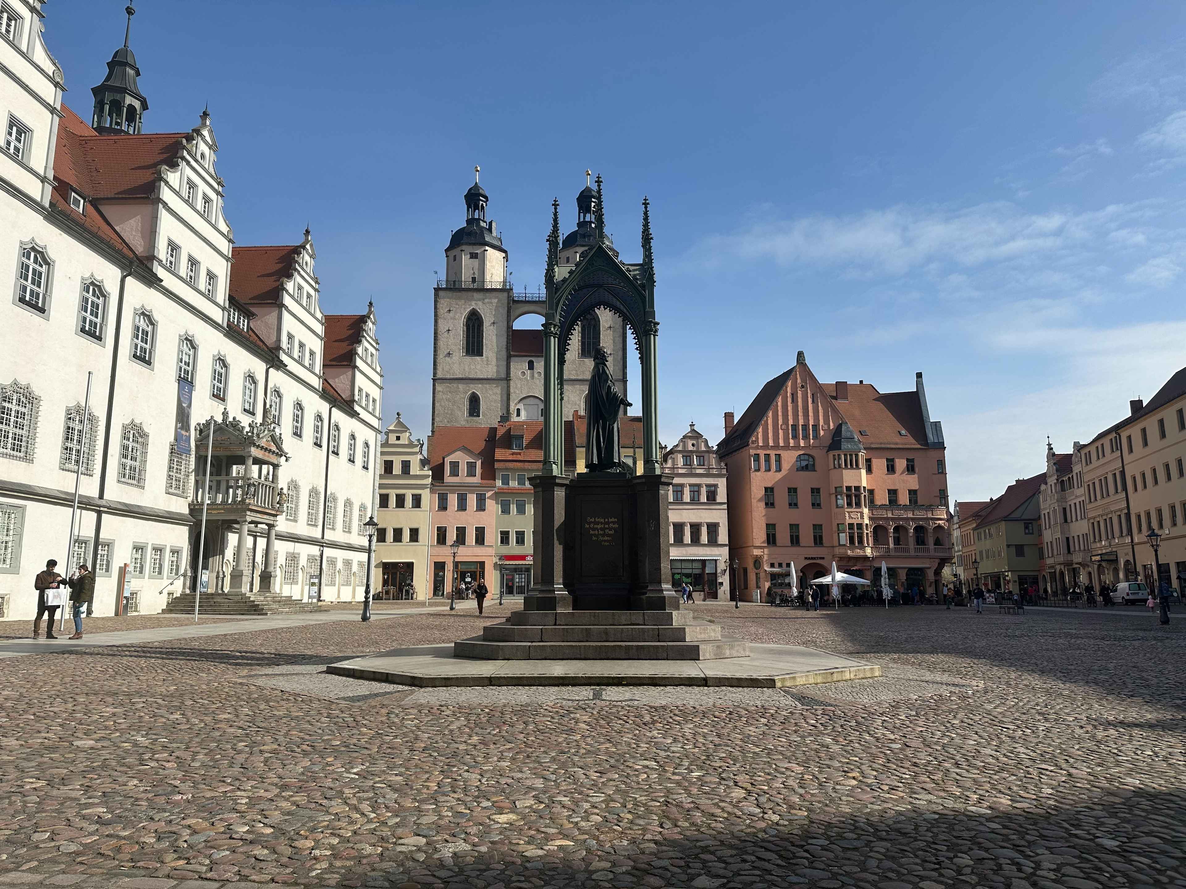 Marktplatz in der Wittenberger Altstadt mit Luther Statue