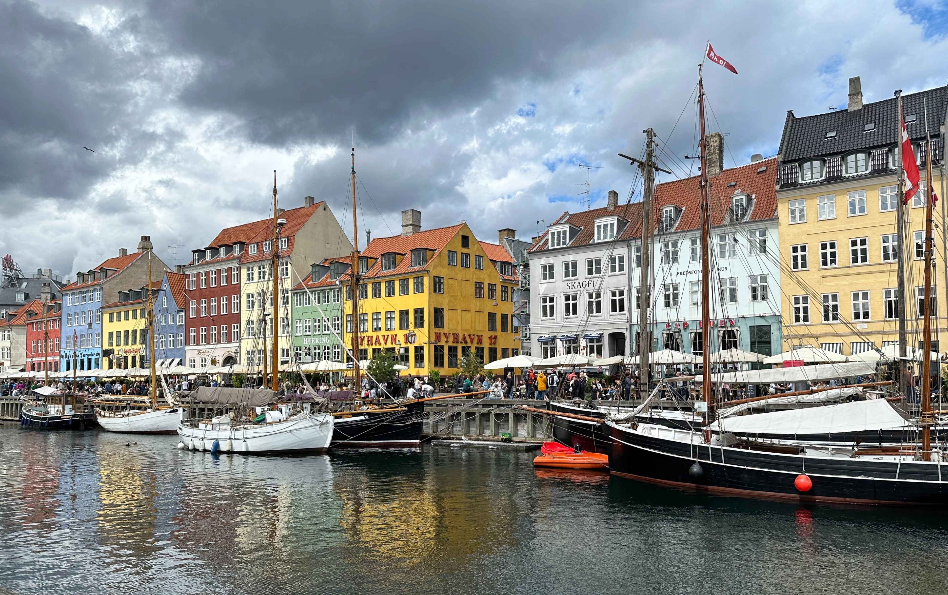 Bunte Häuser und Boote am Nyhavn Kanal in Kopenhagen